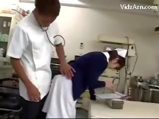 Infermiere duke të saj pidh rubbed nga mjeshtër dhe 2 infermieret në the kirurgji