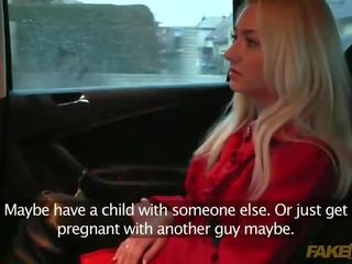 Таксі водій helps підліток для отримати вагітна