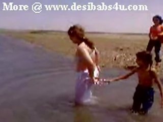 פקיסטני sindhi קראצ'י דודה עירום river מֶרחָץ