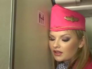Kiva blondi lentoemäntä imevien akseli onboard