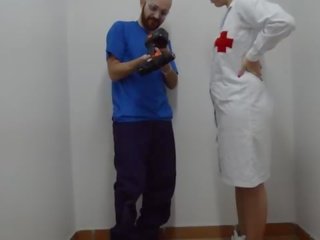 Enfermera obra primero aid en manhood