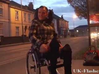 利亚 caprice 闪烁 的阴户 在 公 从 她的 wheelchair 同 handicapped engli