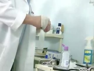 Διεστραμμένος/η ιατρικό άνθρωπος examining του ασθενής