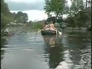 Tre favoloso ragazze nuda ragazze in il giungla su barca per johnson caccia