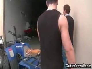 Estudante fica weenie sugado em garage 2 por outincrowd