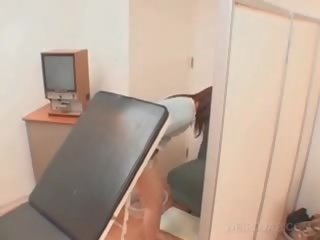 Azijietiškas pacientas pyzda opened su skėtiklis į as medicininis asmuo