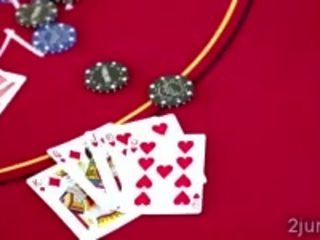 Pervers wins une brunette hotties chatte en poker match