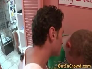 Dva gayové mít někteří špinavý video v the oblečení obchod 4 podle outincrowd