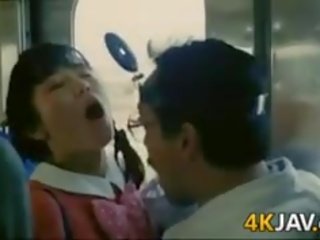 Figlia prende tastata su un treno