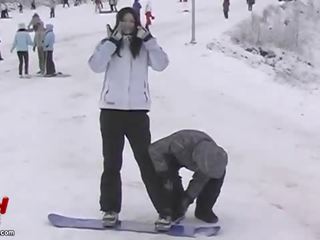 Asiatique couple fou snowboarding et sexuel adventures film
