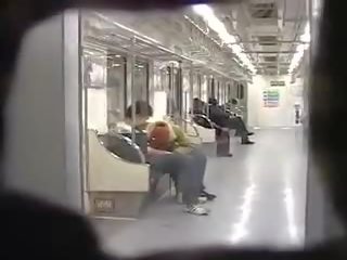Jap pár nyilvános ütés -ban vonat