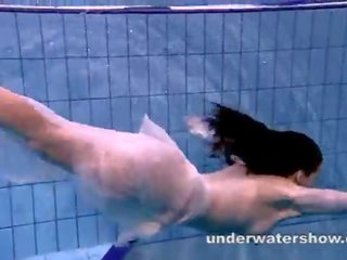 Andrea vids fin kropp underwater