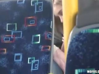 Gutt movs en par å ha kjønn video i den buss