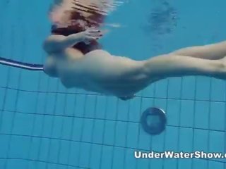 Redheaded deity zwemmen naakt in de zwembad