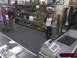 صاخب و امرأة سمراء امرأة يحصل على لها كس مارس الجنس بواسطة shawn في له مكتب