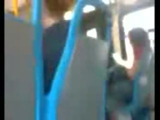 Acest bloke este nebuna pentru smucitură de pe în the autobus
