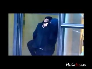 Hijab guru menangkap smooching oleh spycam
