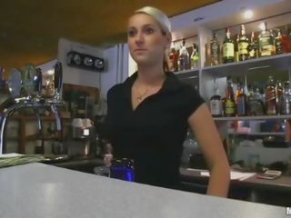 Grand seins amateur bartender payed baise