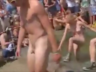 Denmark youths + wanita menjalankan telanjang = roskilde festival 2010