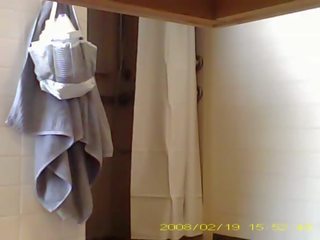 Spionage enticing 19 jaar oud mademoiselle showering in slaapzaal badkamer
