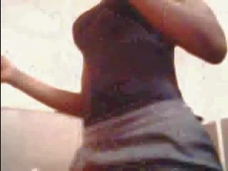 Negra aluna com grande tetas tocam em webcam filme