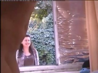 Adolescent nagi w okno podczas ludzie przechodzić hahaha