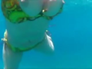 Sous l&apos;eau cochon film swiming éjac