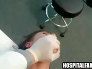 المريض يحصل على مارس الجنس و cummed في بواسطة لها طبي رجل