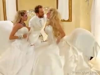 Due blondies con enorme baloons in bridal dresses compartecipazione uno fallo