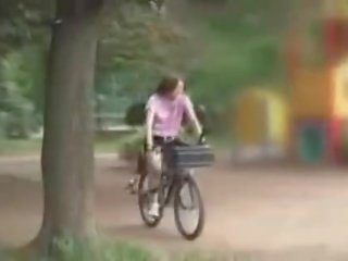 Japoniškas ponia masturbated o jojimas a specially modified seksas video bike!