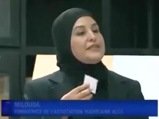 Árabe jovem fêmea puts preservativo a partir de boca