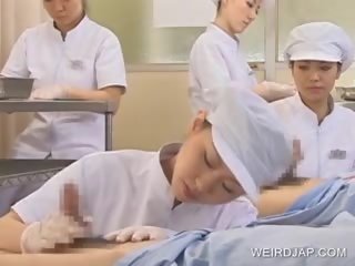 Japanska sjuksköterska slurping sperma ut av randy axel