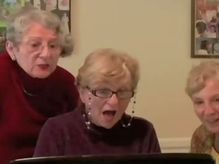 3 grannies react đến to đen johnson khiêu dâm video
