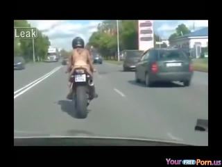 Nuda su motorcycle