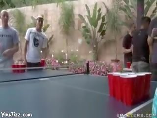 Brune grua luan tryezë tenis dhe fucks