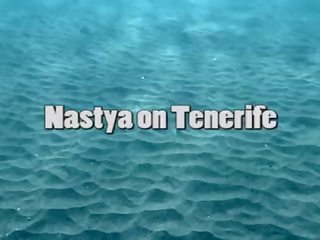 Красива nastya плуване нудисти в на море