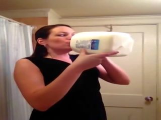 Аматьори млад жена опитва на мляко предизвикателство.