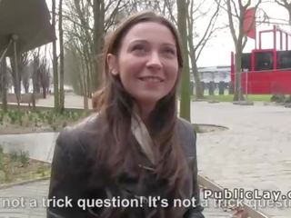 Belgičan hottie saje manhood v veřejné