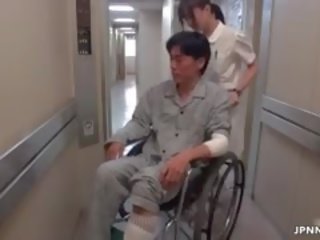 Inviting asiatisch krankenschwester geht verrückt