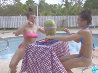 Camsoda tieners met groot bips en groot tieten open een watermelon exploderen met rubber ba