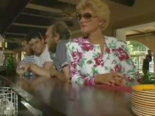 Enticing girl has a fuck in a bar