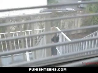Rubia adolescente castigada por gigante pinchazo - tinyteencams.com
