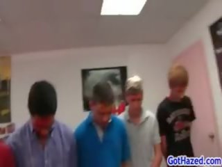 Grupo de chicos acquire homosexual novatada 3 por gothazed