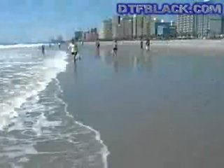 Vaļsirdīgs non kails tīņi pie pludmale