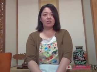 Mollig grown japans femme fatale houdt manhood indoors en buitenshuis