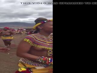 Veliko oprsje south afričanke dekleta singing in ples zgoraj brez