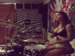 Felicity feline drums 在 她的 内衣 在 家