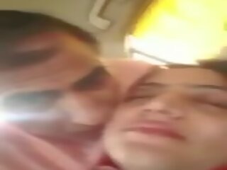 Pakistani cặp vợ chồng lãng mạn và necking trong xe hơi