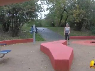 Jump 和 running 裸 在 公 公園 由 katerina-hartlova