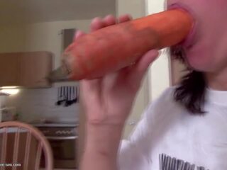 Marriageable moeder eikels haar twat met carrot en pissed op